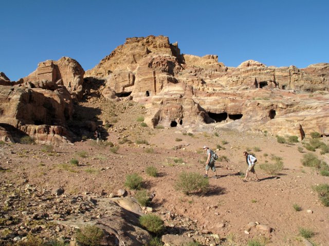 Zvětrávající hrobky ve starověkém skalním městě Petra. Weathering tombs in the ancient rock city of Petra.