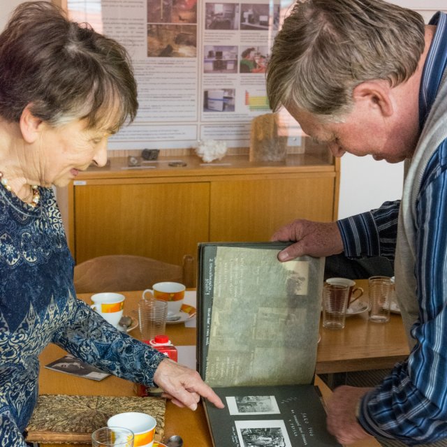 Paní Špinarová je stále vitální a energická (na snímcích s doc. Zieglerem a dr. Švábenickou). dsc 4102a