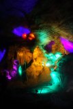 Číňané si ve zpřístupněných jeskyních potrpí na pestré barvy. Jeskyně Dafodong.