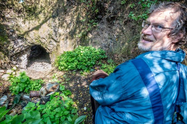 Vstup do štoly byl donedávna zakryt starou skládkou komunálního odpadu. 2