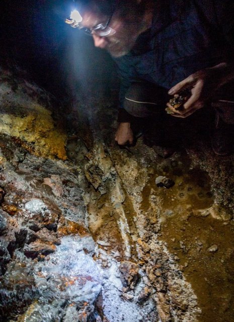 Radek Mikuláš (Institute of Geology, CAS) sampling the tabular and reniform Fe- and Ca-rich precipit Radek Mikuláš (GLÚ) odebírá vzorky deskovitých a ledvinitých sraženin železa a karbonátu.