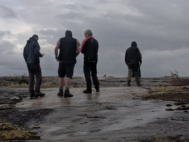 Team discussion (from left: Lukáš Ackerman, Jirka Žák, Vašek Kachlík, Filip Tomek and hidden Franta Porada týmu nad výchozem (zleva Lukáš Ackerman, Jirka Žák, Vašek Kachlík, Filip Tomek a zakrytý Fran