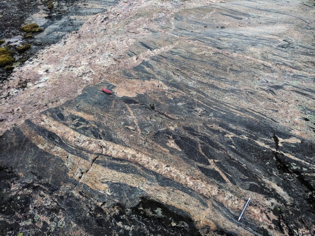 A shear zone – Archean monzogranites and younger dykes Střižná zóna – archaické monzogranity a mladší žíly